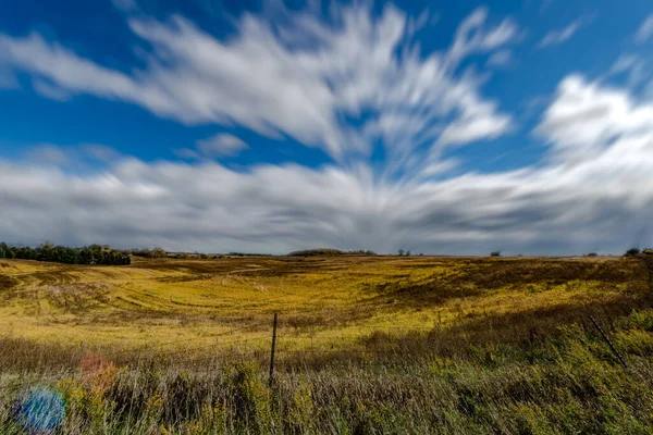 Uma Exposição Longa Céu Azul Nublado Acima Campo Grama Seca — Fotografia de Stock