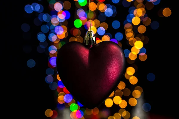 Een Zachte Focus Van Een Hartvormige Paarse Kerst Ornament Tegen — Stockfoto