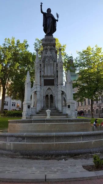 Een Verticaal Schot Van Het Monument Foi Quebec City Canada — Stockfoto