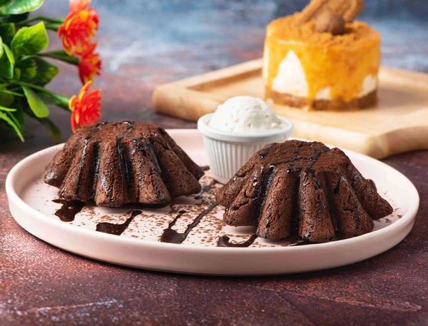 Gros Plan Gâteaux Chocolat Sur Une Assiette Blanche — Photo