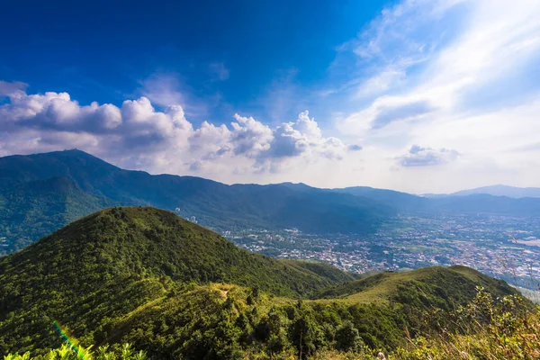 Vacker Utsikt Över Bergskedjor Och Stad Med Molnig Himmel Bakgrunden — Stockfoto