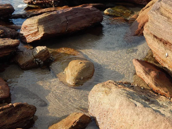 Eine Wunderschöne Wasserlandschaft Einem Steinigen Strand — Stockfoto