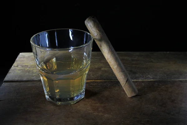 Bicchiere Con Whisky Sigaro Tavolo Legno Sfondo Nero — Foto Stock