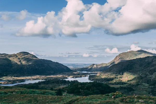 Piękny Krajobraz Górami Wodą Niebieskim Zachmurzonym Niebem Tle — Zdjęcie stockowe