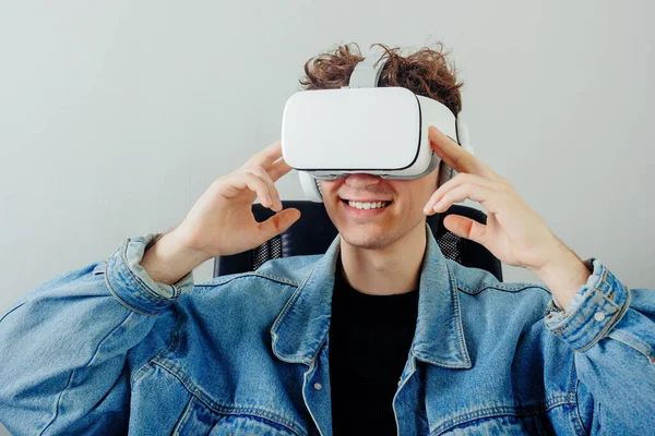 Glad Kjekk Tenåring Med Virtual Reality Utstyr Som Konseptet Teknologi – stockfoto