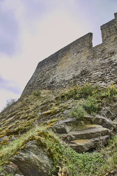 Low Angle Shot Ruins Lowenburg Castle Monreal Eifel Germany Gray — Foto de Stock