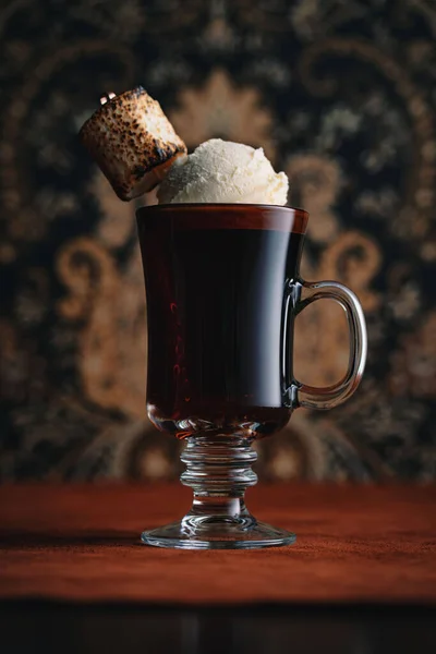 Vertical Closeup Shot Coffee Ice Cream Marshmallow — Zdjęcie stockowe