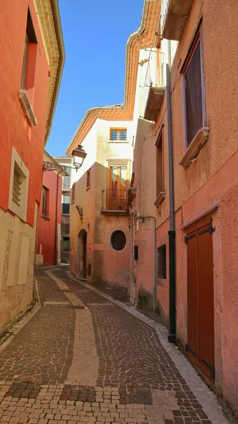 ヌスコの小さな村の青い空の下に家がある狭いレンガ造りの通りイタリア — ストック写真