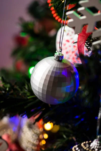 Vertical Closeup Shot Silver Ornament Hanging Christmas Tree — Fotografia de Stock