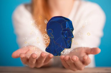 Bir kadının insan profili gösterdiği yakın plan bir fotoğraf.