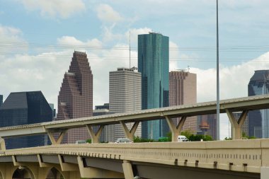 Güneşli bir günde modern binaların alçak açılı bir görüntüsü.