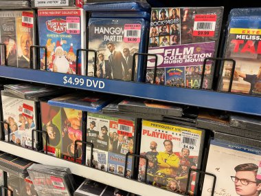 Grovetown, Ga USA - 12: 20 21: Perakende DVD rafı ve fiyatlar