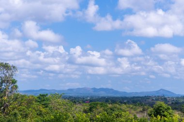 Bulutlu arka planda güzel bir manzaranın manzarası