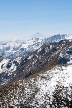 İtalya 'nın Cottian Alplerinin en yüksek dağı olan Monviso' nun güzel bir manzarası.