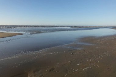 Sandy North Sea plajı ve alacakaranlıkta okyanus: dinginlik, tatil, deniz manzarası (yatay), Zandvoort, Kuzey Hollanda, Hollanda, Hollanda