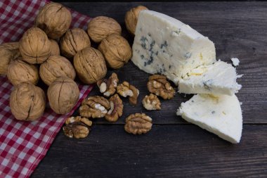 Koyu arkaplanda ceviz olan rokfor peyniri