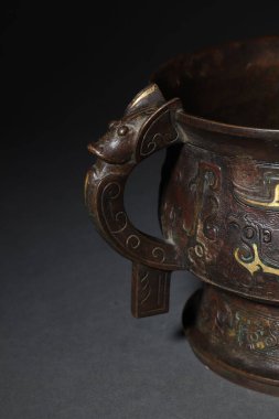 Çin 'deki eski bir kavanoza yakın çekim, karanlık bir arka planda izole edilmiş.