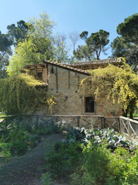 Madrid 'deki Capricho Parkı' nda Casa Vieja 'nın dikey çekimi.