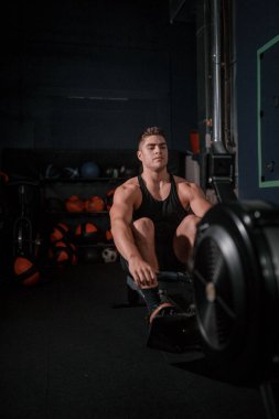 Beyaz bir adamın spor salonunu kullanırken dikey bir fotoğrafı.