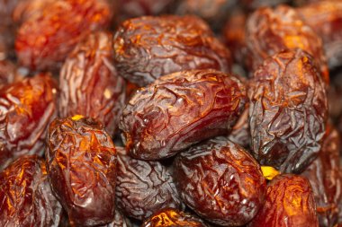 Fez 'deki La Medina pazarında satılacak kurumuş tarihlerin makro görüntüsü (Fas).