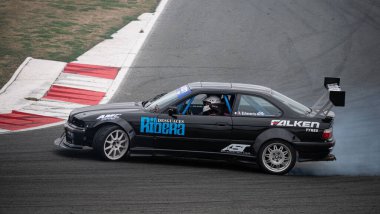 Siyah Bmw E36 Navarra pistinde sürükleniyor.