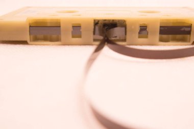 Bir ses kasetinin yırtılmış manyetik kaseti. Kaset ön taraftan çıkarılmış..