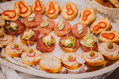 Açık büfedeki lezzetli mini sandviç atıştırmalıkları.