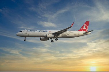 Köln-Bonn Havaalanı 'na iniş yapan Türk Hava Yolları' nın uçağı.