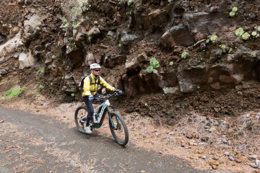 La Palma Kanarya Adası, İspanya 'nın batısında bisiklet süren bir dağ bisikletçisi.