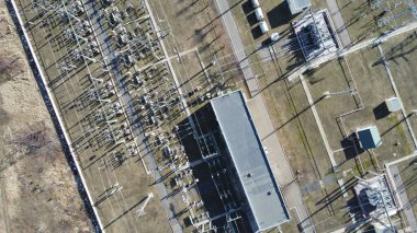 Güneşli bir günde bir elektrik santralinin havadan görünüşü