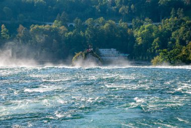İsviçre, Schaffhausen 'deki Rheinfall Şelalesi' nin doğal manzarası.