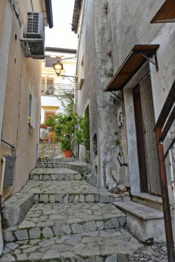 İtalya 'nın Calabria bölgesinde boyalı duvar resimleri olan dar bir sokak.