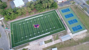 St. Marys Ortaokulu 'nun Amerika' daki yeni futbol sahasının havadan görünüşü.