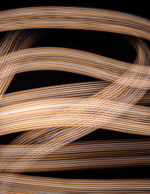 Işık çizgileri siyah arkaplan boyunca akıyor