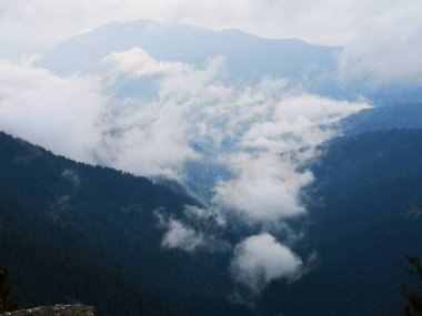 Gün ışığında güzel bir dağ manzarası