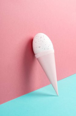 Yumurtalı dondurma külahı, pembe ve mavi arka plan, kopya alanı, Paskalya bayramı, yaz mevsimi, minimalizm ve yaratıcı konsept, tebrik kartı