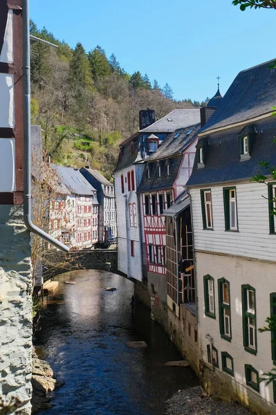 Monschau, Eifel denilen güzel bölgede küçük bir yer, küçük caddelerin manzarası, eski binalar, turistik yerler.
