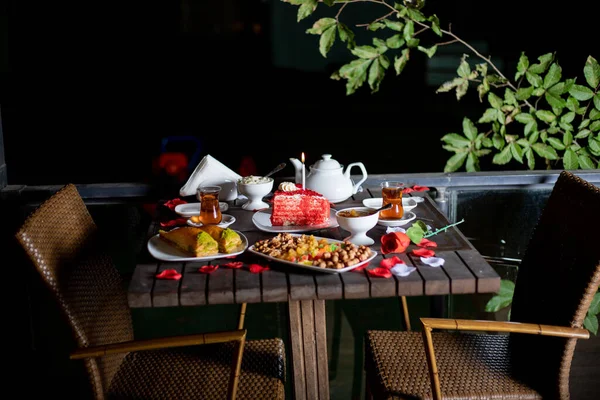 Restaurant Outdoor Table Served Tea Sweets Romantic Night — Stock fotografie