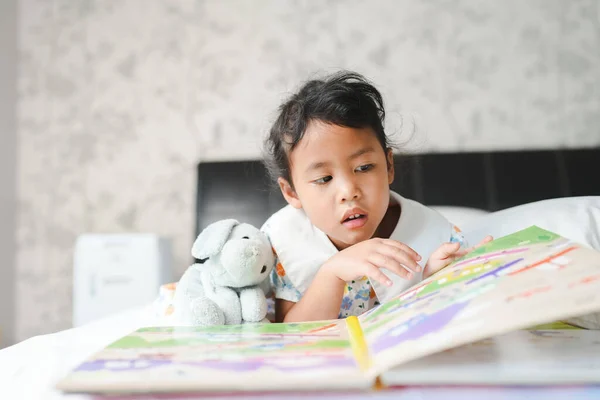 Ein Süßes Fünfjähriges Asiatisches Mädchen Betrachtet Bilder Einem Buch Das — Stockfoto