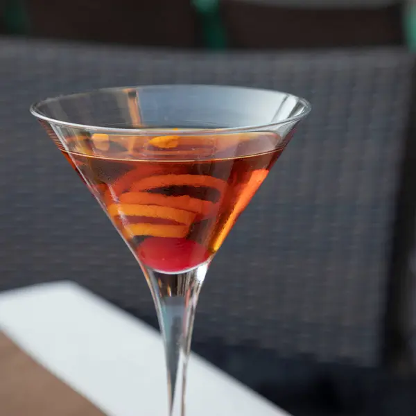 Closeup Shot Refreshing Alcoholic Drink Orange Slices Table — Foto de Stock