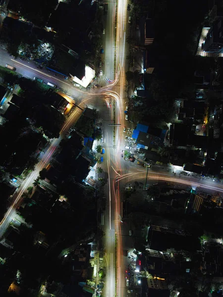 Dikey Gece Trafiğinin Yukarıdan Aşağıya Doğru Görüntüsünü Uzun Süre Gösterir — Stok fotoğraf