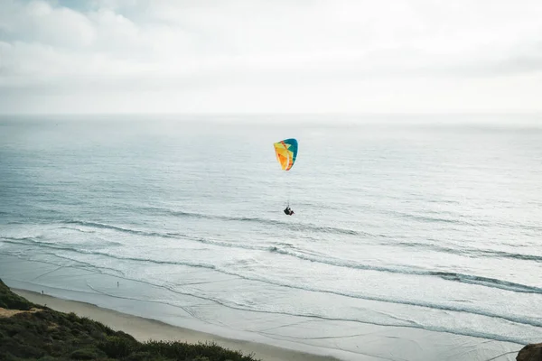 Paraglider Island Coast Gloomy Sky — Stock Photo, Image