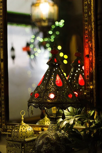 Vertical Old Antique Illuminated Table Light Red Gems Reflecting Mirror — Foto de Stock