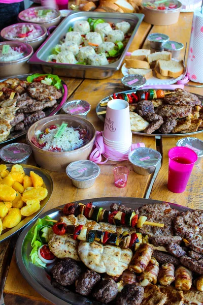 Pionowe Zbliżenie Przygotowanego Stołu Pełnego Pysznych Posiłków Imprezę — Zdjęcie stockowe