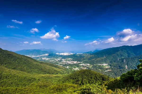 Una Hermosa Vista Las Cadenas Montañosas Ciudad Debajo Con Cielo — Foto de Stock