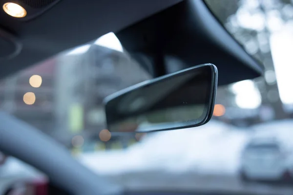 자동차의 거울을 클로즈업하는 테슬라 — 스톡 사진