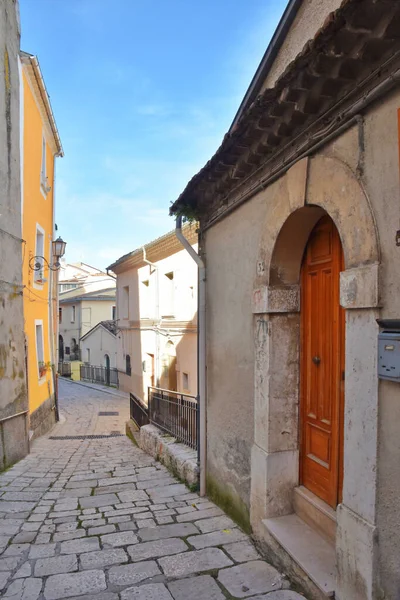Pionowe Ujęcie Małej Ulicy Campobasso Budynkami Regionie Molise Włoszech — Zdjęcie stockowe