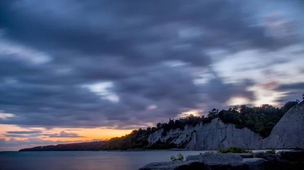Die Schöne Wolkenlandschaft Bei Sonnenuntergang Über Dem Meer Langzeitbelichtung — Stockfoto