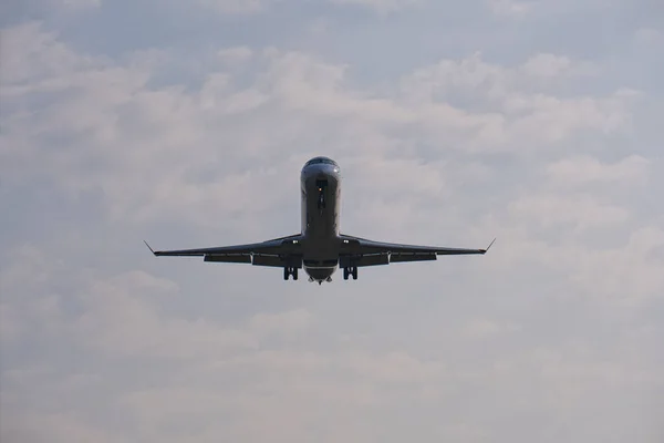 Passenger Plane Approach Landing Front View — Stock Photo, Image