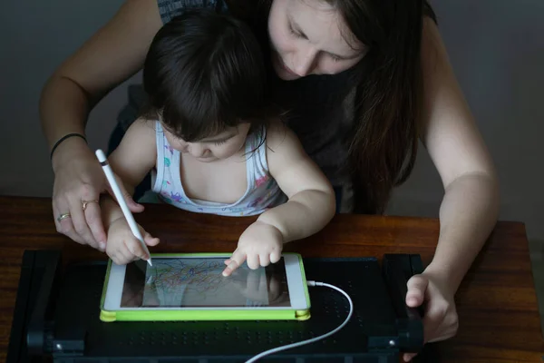 Una Donna Vicino Con Sua Figlia Che Crea Disegno Digitale — Foto Stock